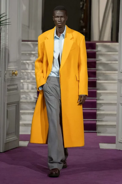 Look 16